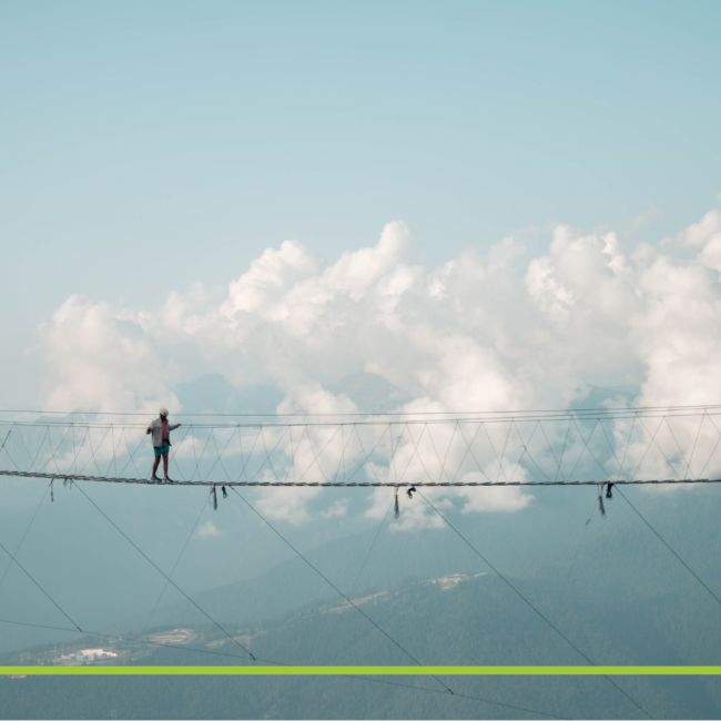 Una persona su un ponte tibetano coraggioso