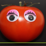 Un pomodoro che ti guarda negli occhi coraggioso